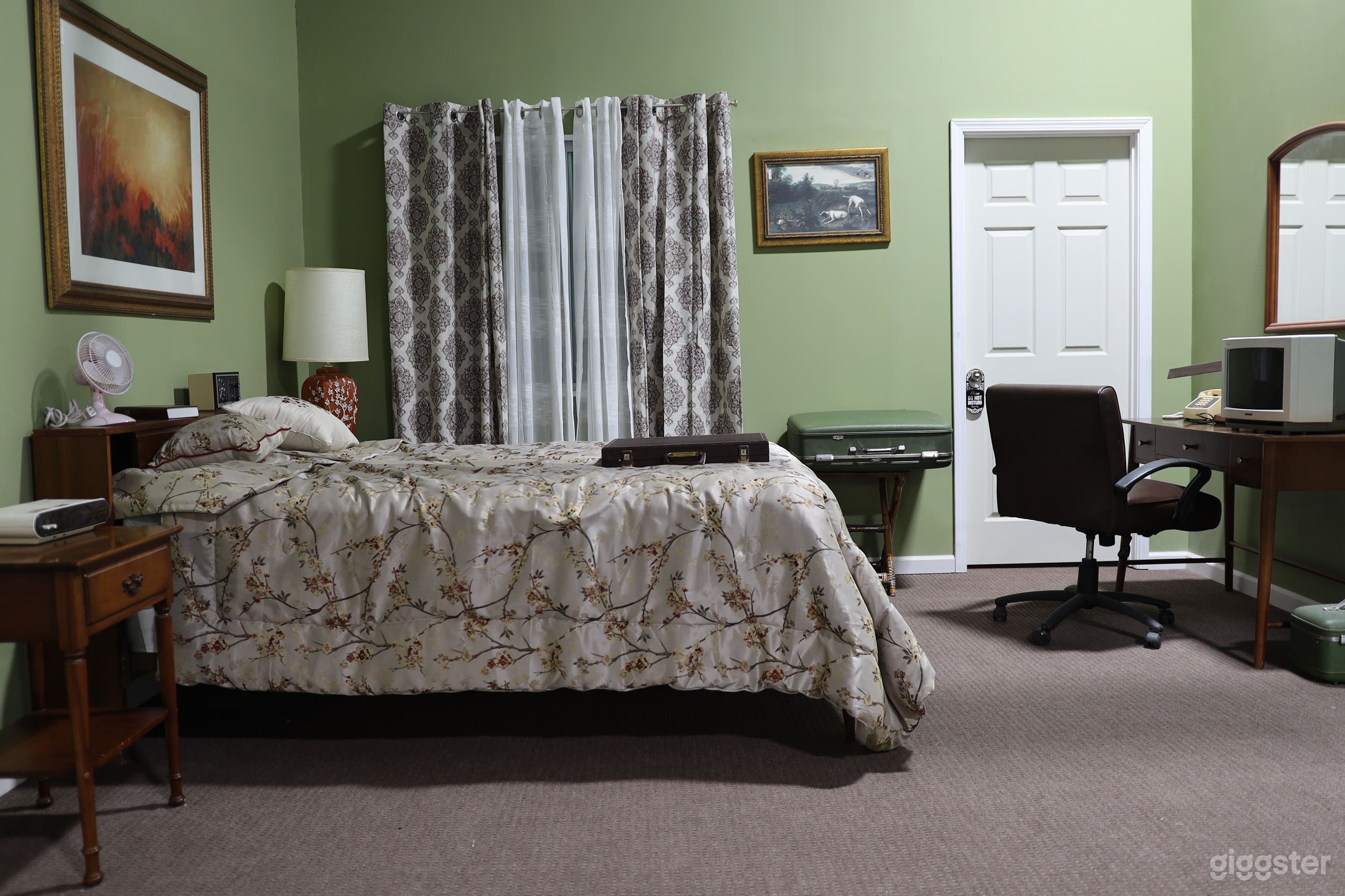  Retro Multiple Sets minutes from Airport Photo 2