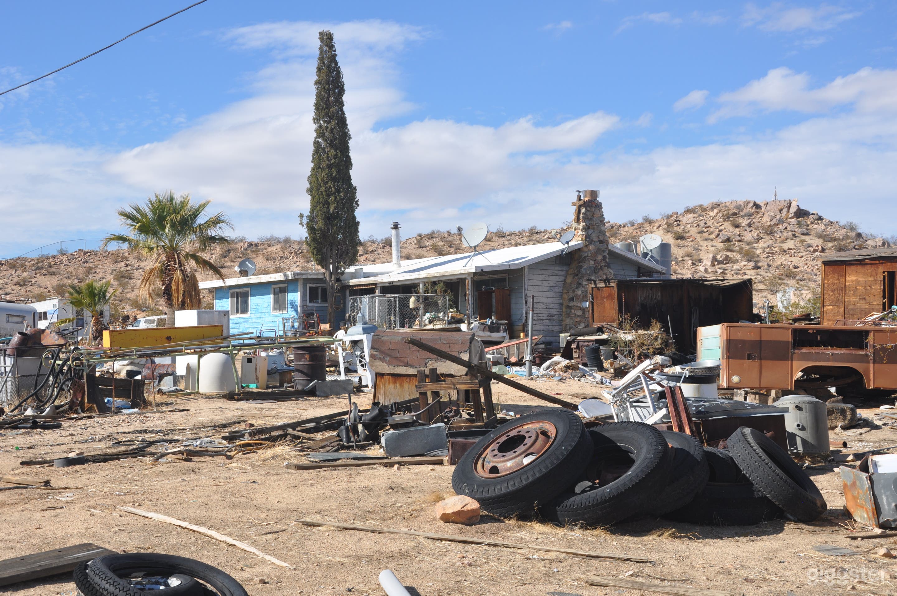 Unique one of a kind rustic shack in the Lancaster desert . Photo 1