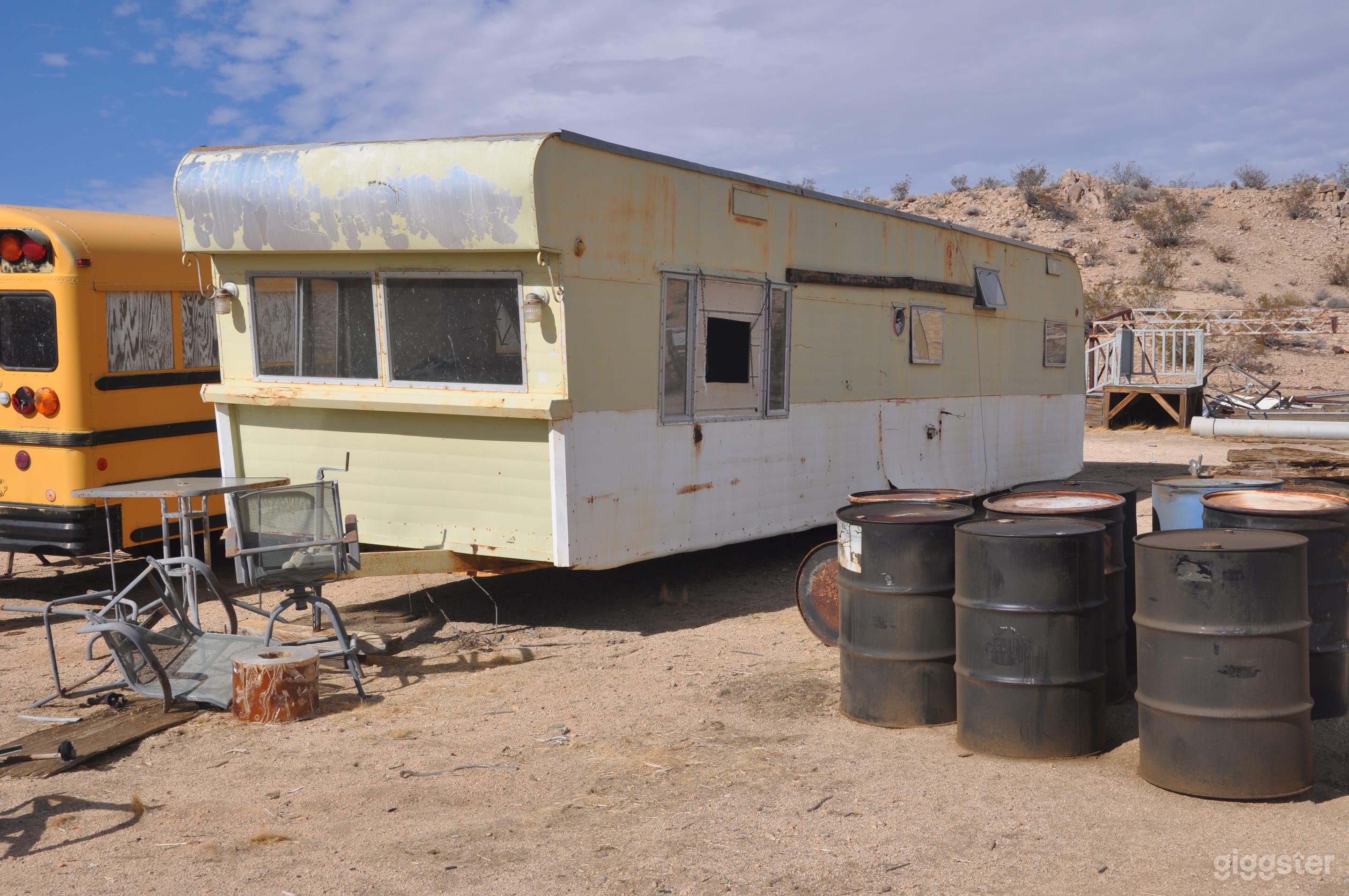 Unique one of a kind rustic shack in the Lancaster desert . Photo 4
