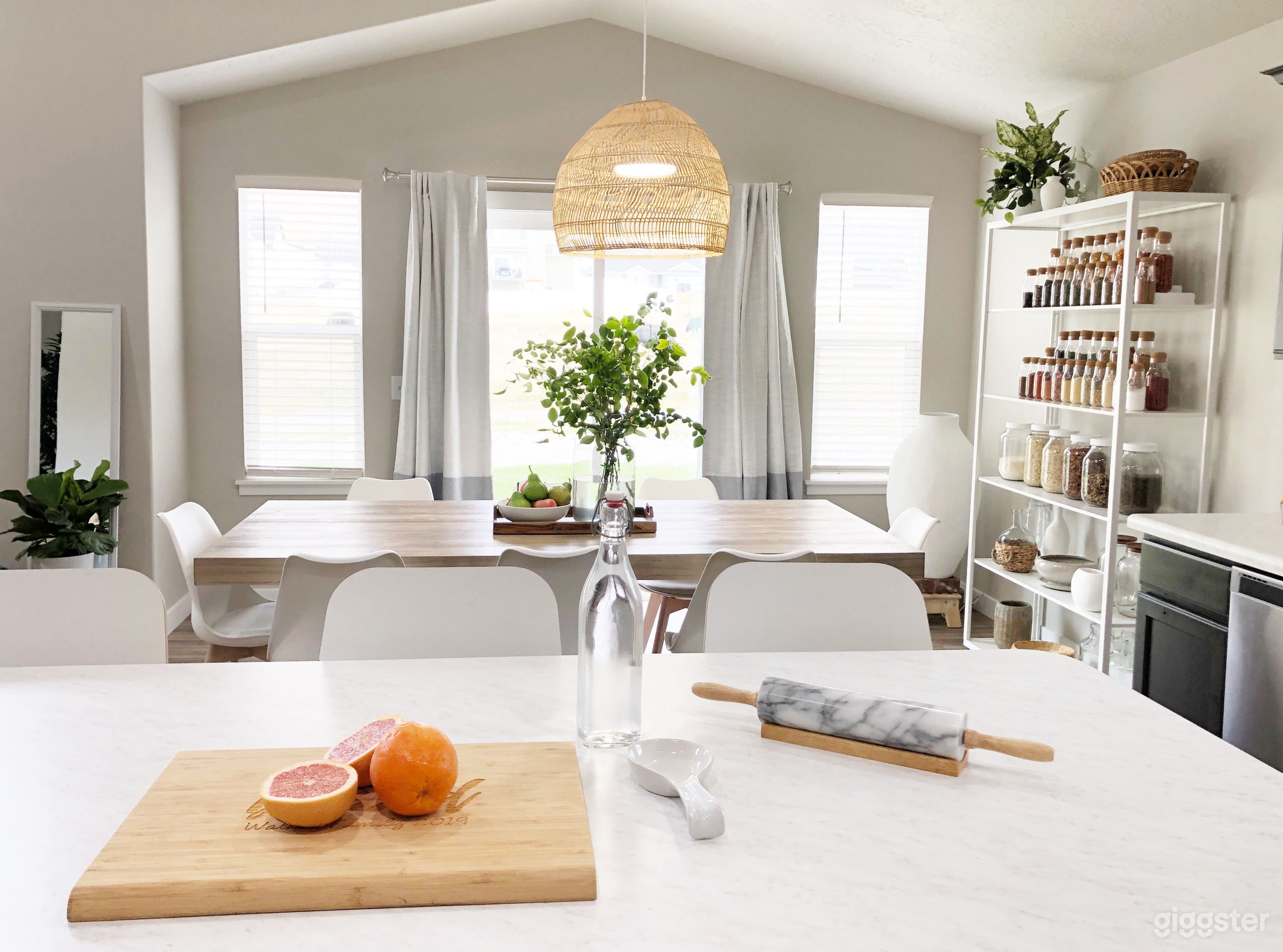 Vibrant Contemporary Home w/ Fun Eclectic Interior Photo 4