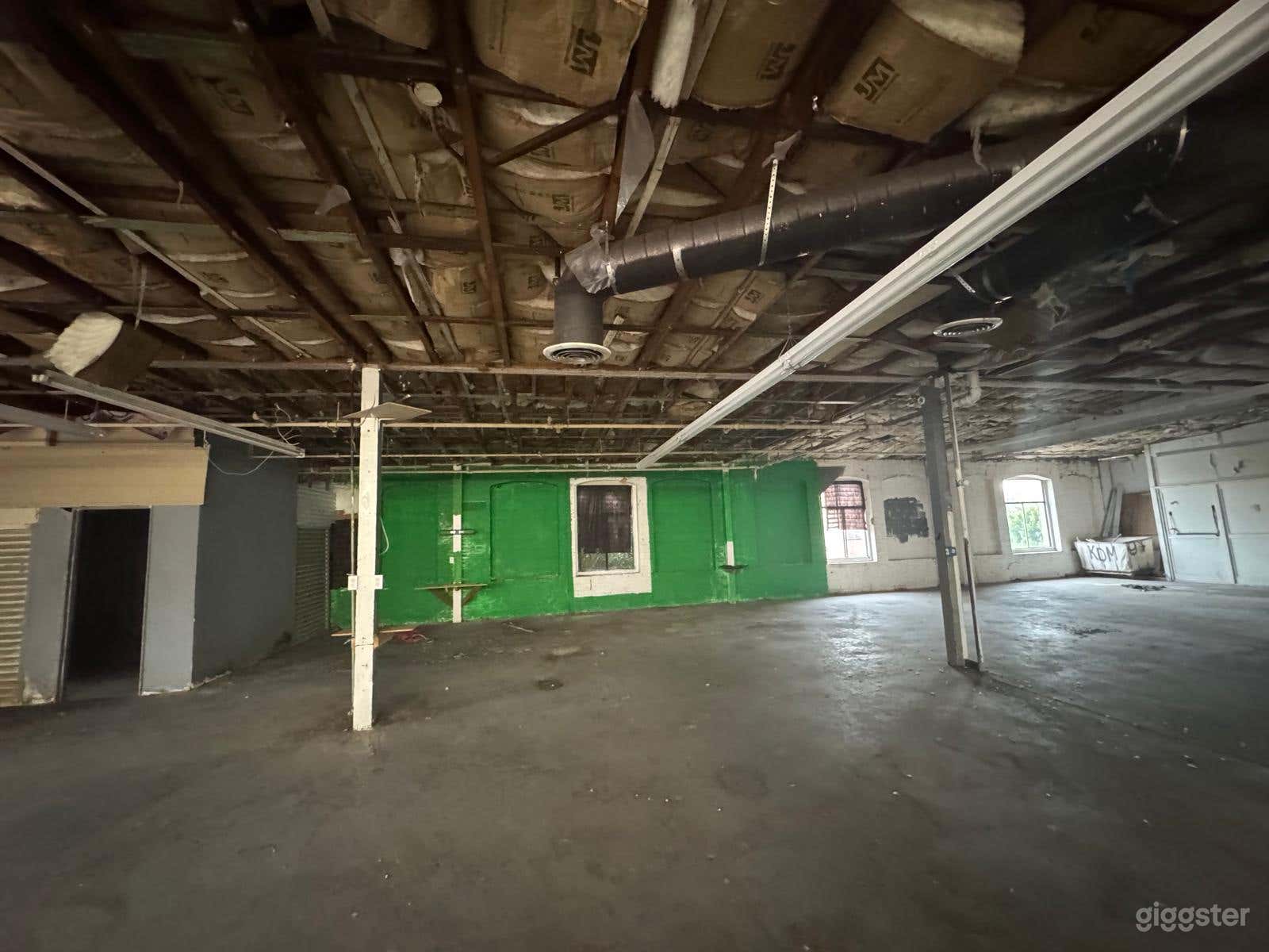 Expansive Industrial Warehouse Complex with Multiple Spaces Photo 4