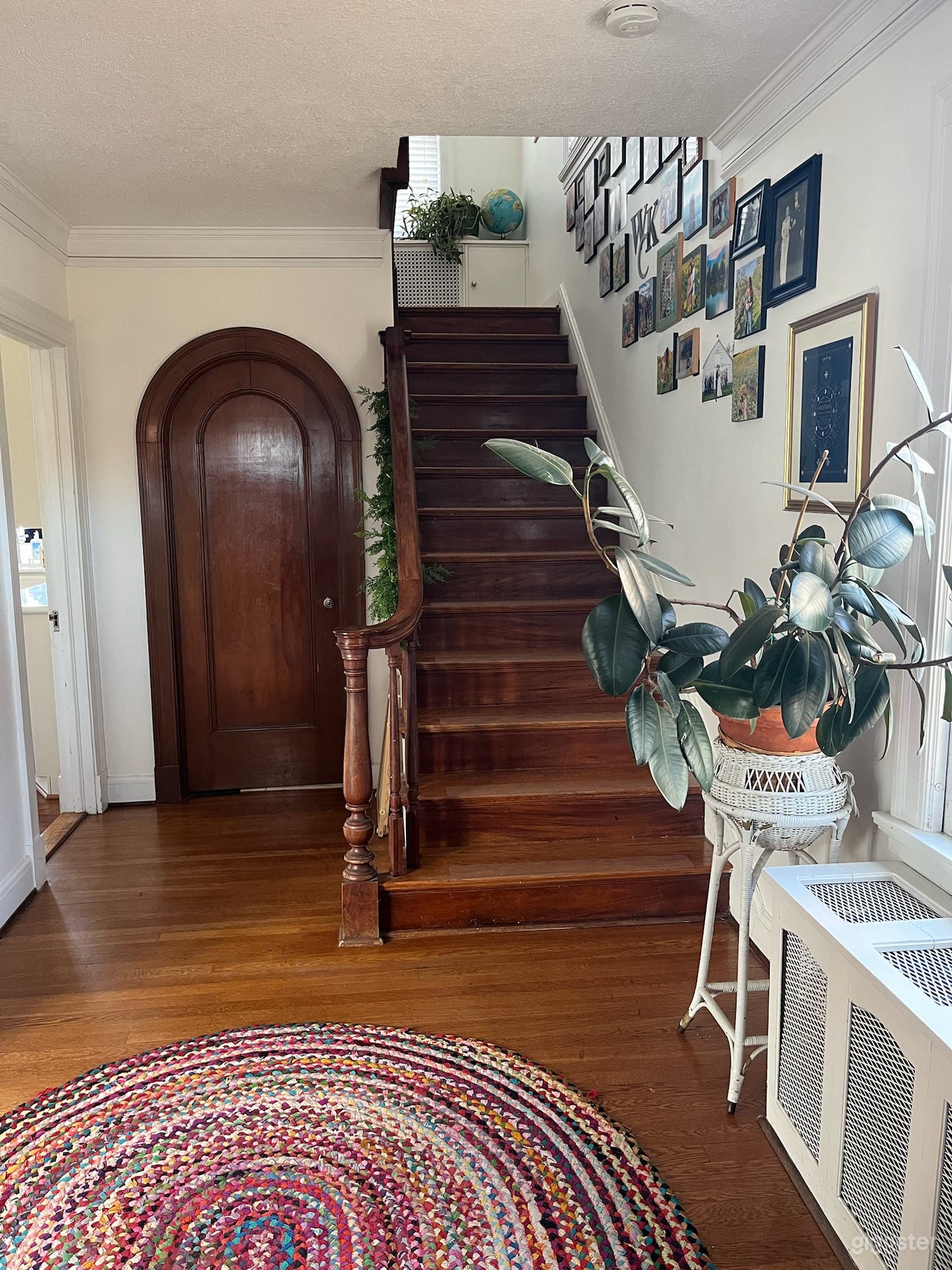 Bright and Colorful 1920s Home Photo 2