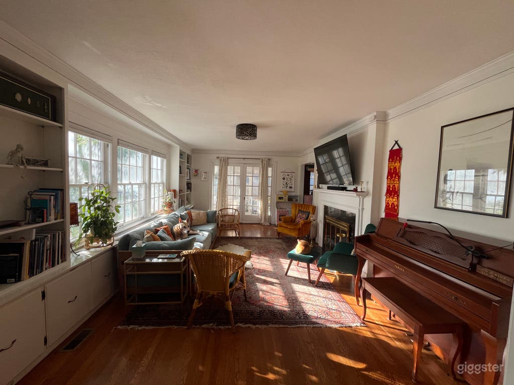 Bright and Colorful 1920s Home Photo 3