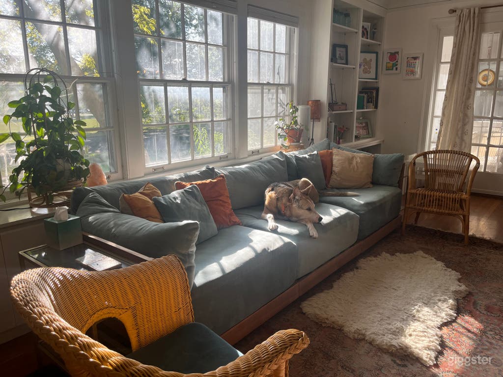 Bright and Colorful 1920s Home Photo 4