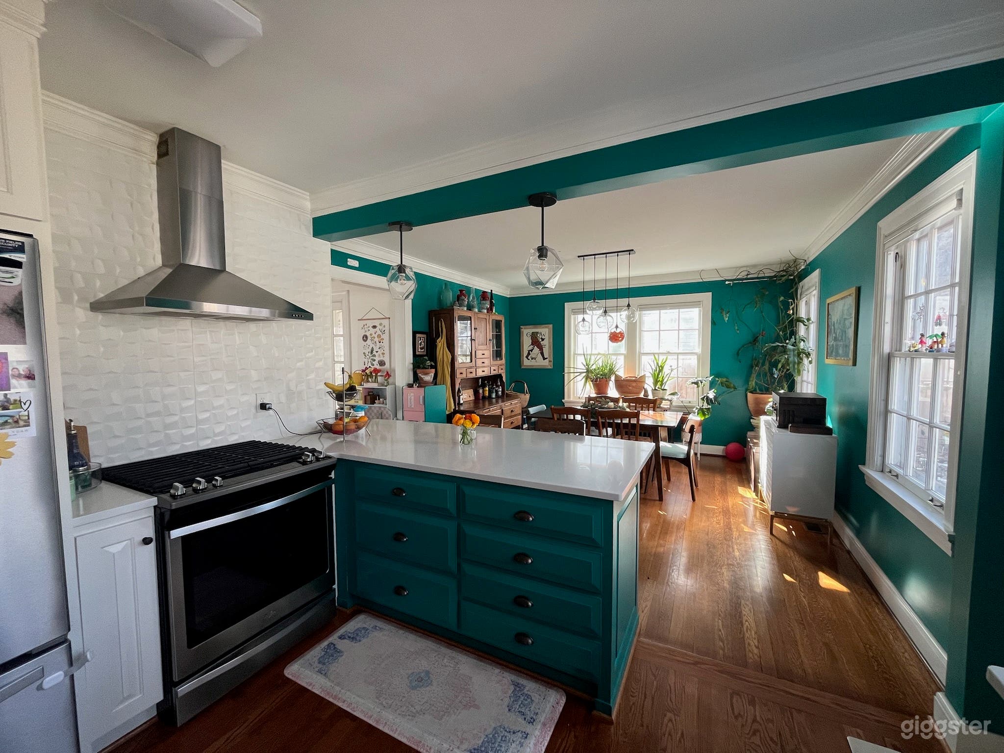 Bright and Colorful 1920s Home Photo 1