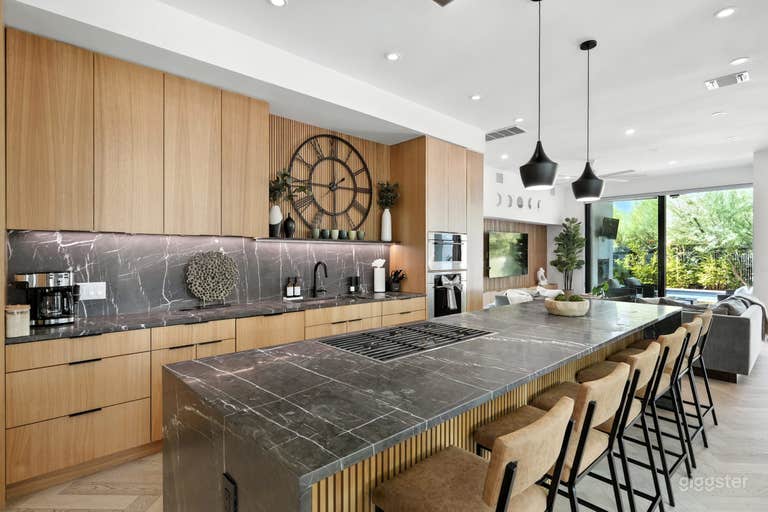  Austin Modern Retreat with Pool & Hot Tub – Sleeps 12 