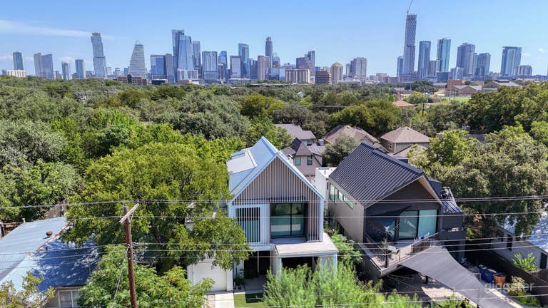  Austin Modern Retreat with Pool & Hot Tub – Sleeps 12 