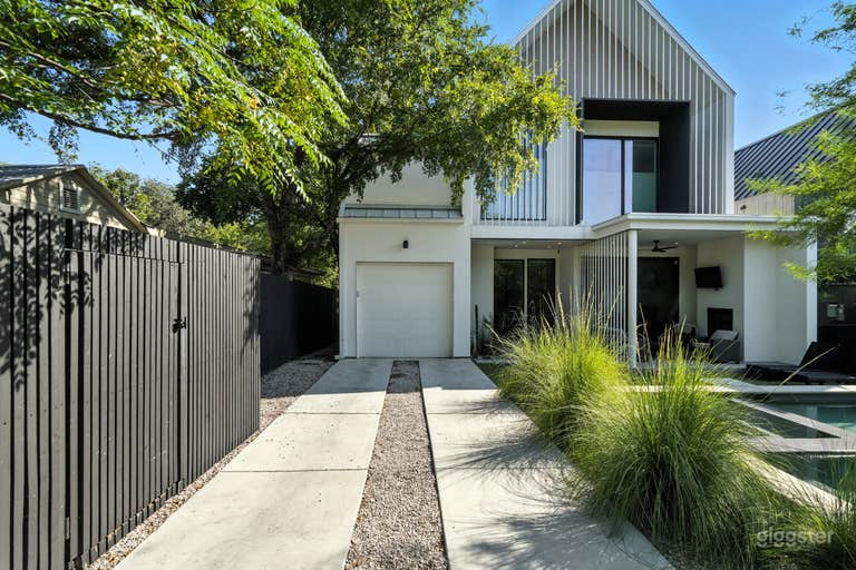  Austin Modern Retreat with Pool & Hot Tub – Sleeps 12 