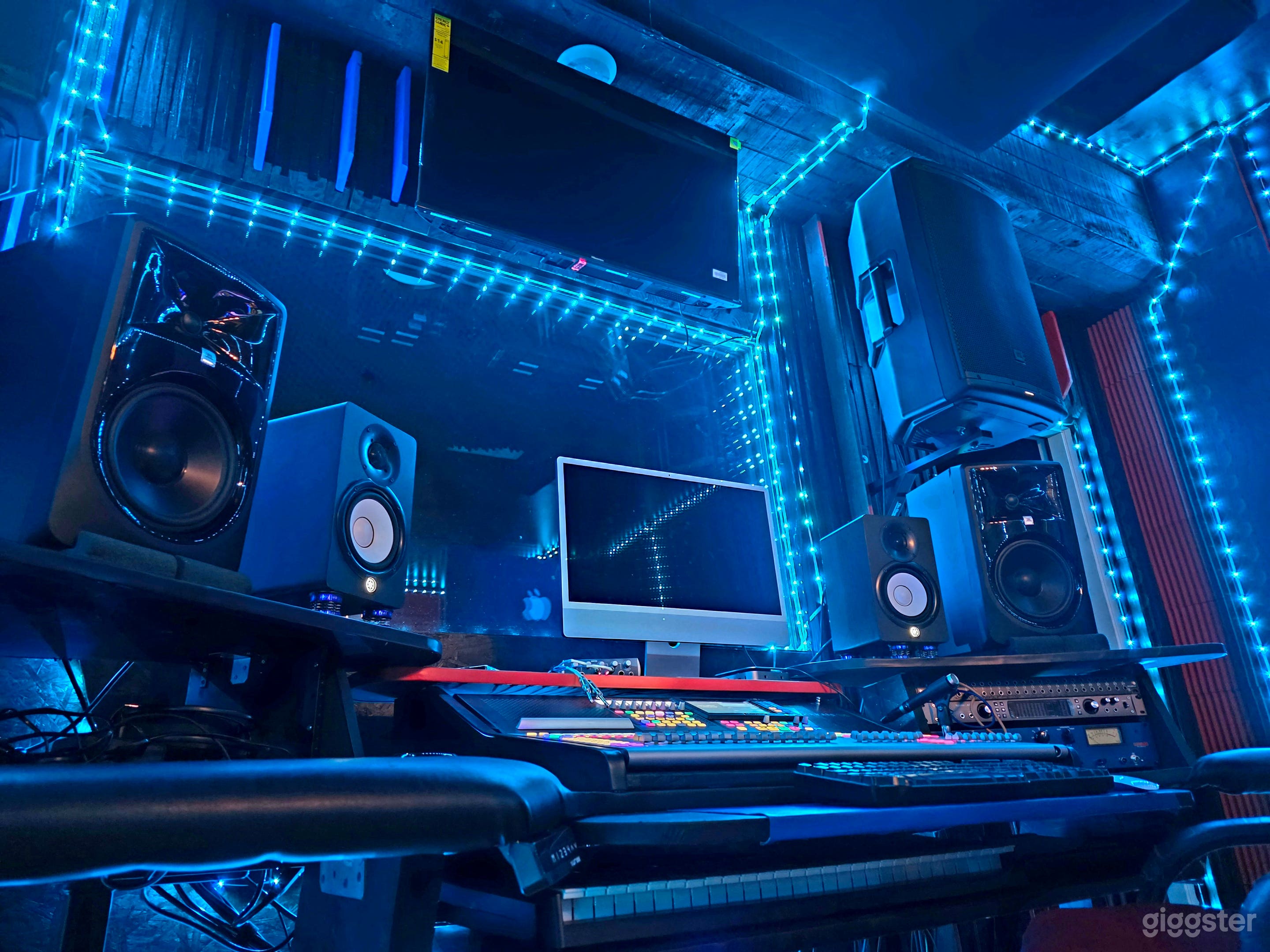 Step into a fully equipped recording studio featuring 3 soundproof mic booths new hardware and up to date software. Our space offers top-tier acoustics, flexible booking, and a creative atmosphere ideal for artists and producers alike.