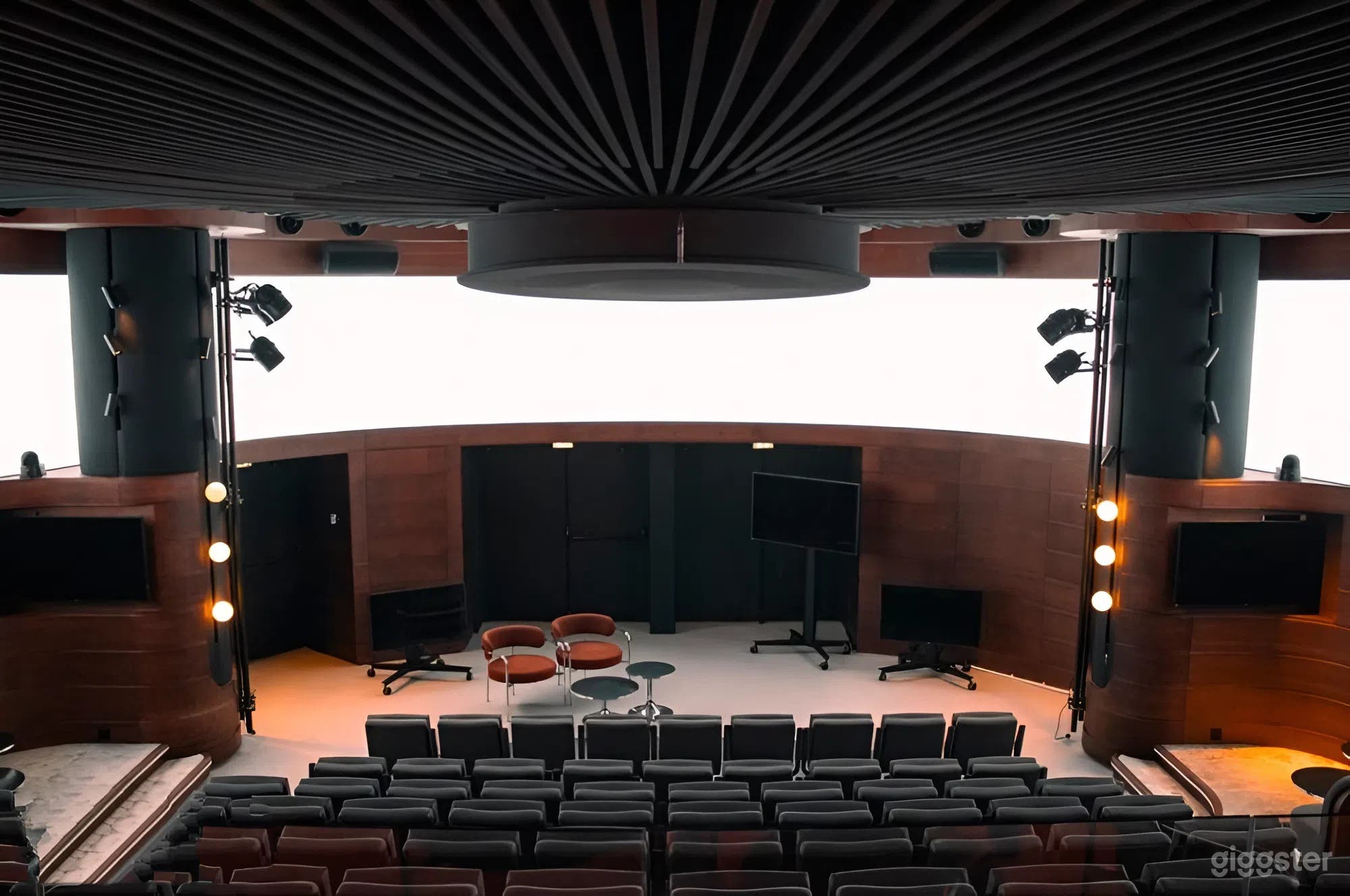 Photo de Auditorium rétro-futuriste de 160 places avec salle de contrôle 3