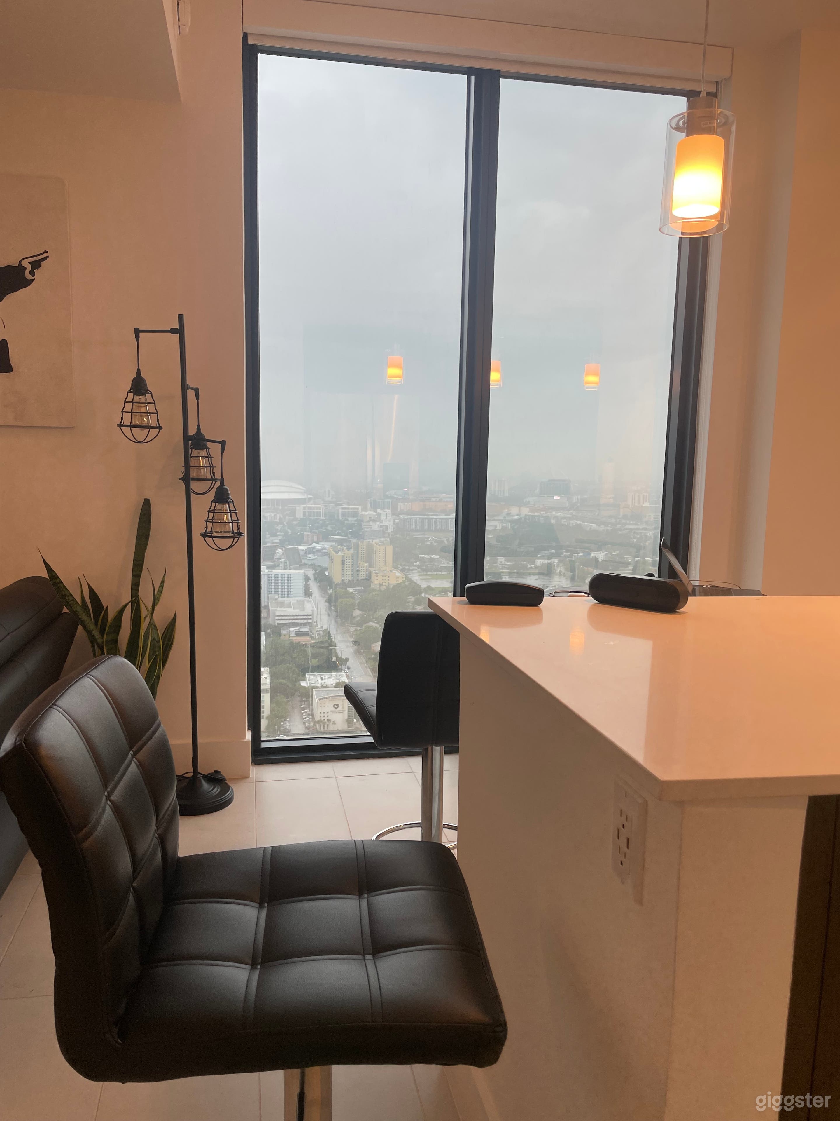 Downtown apartment with views Photo 3