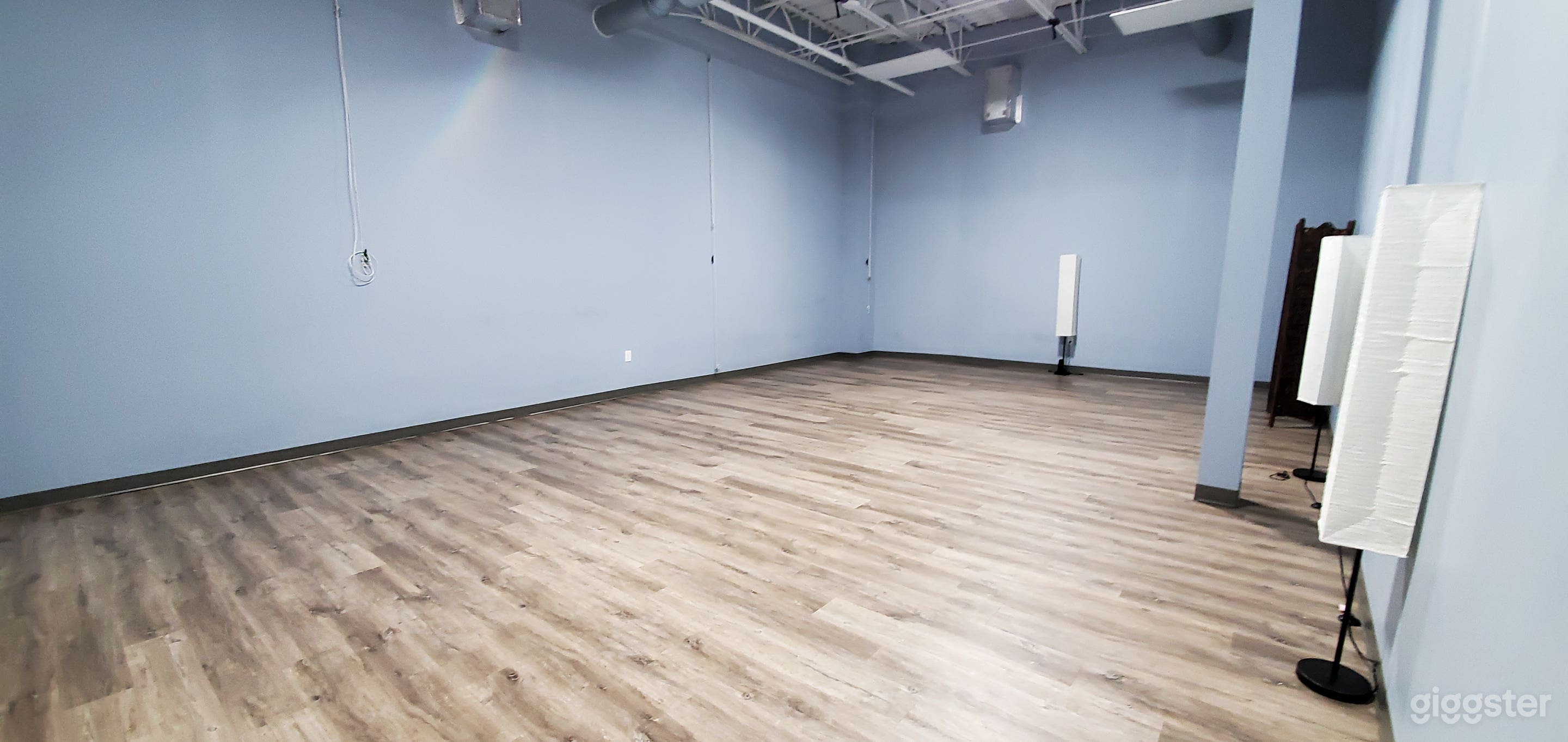 Spacious Studio with Skylights Photo 3