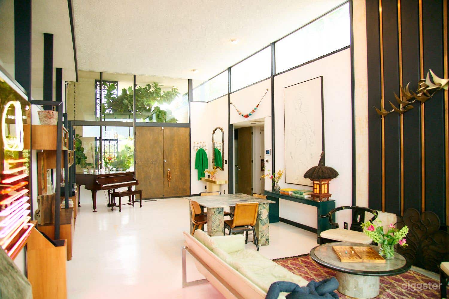 Vintage Mid Century House with Gorgeous Pool Photo 4