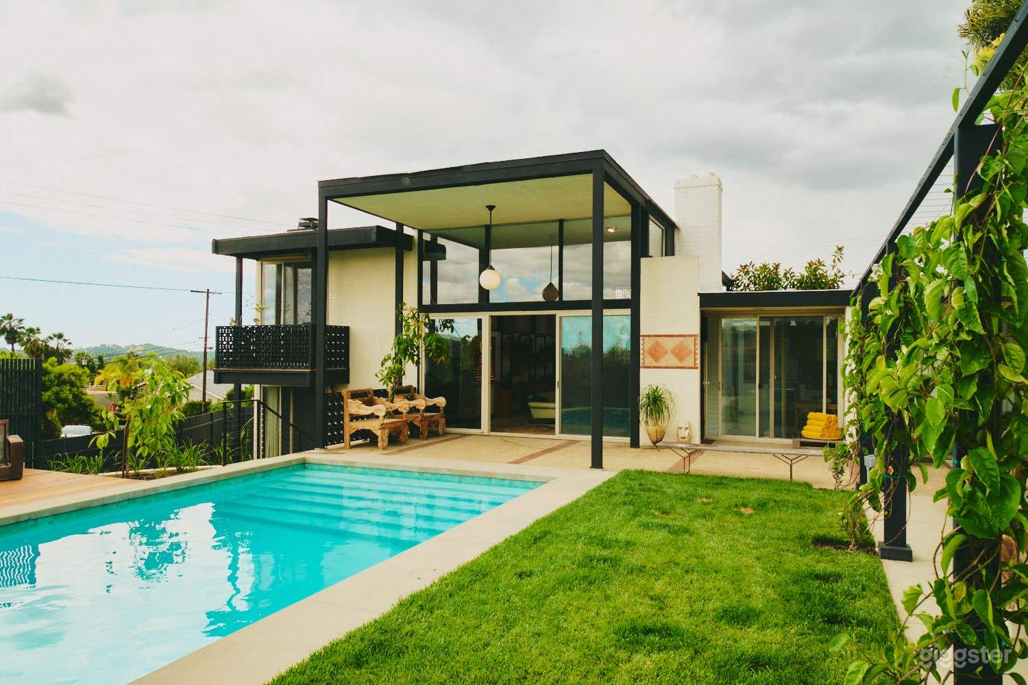 Vintage Mid Century House with Gorgeous Pool Photo 2