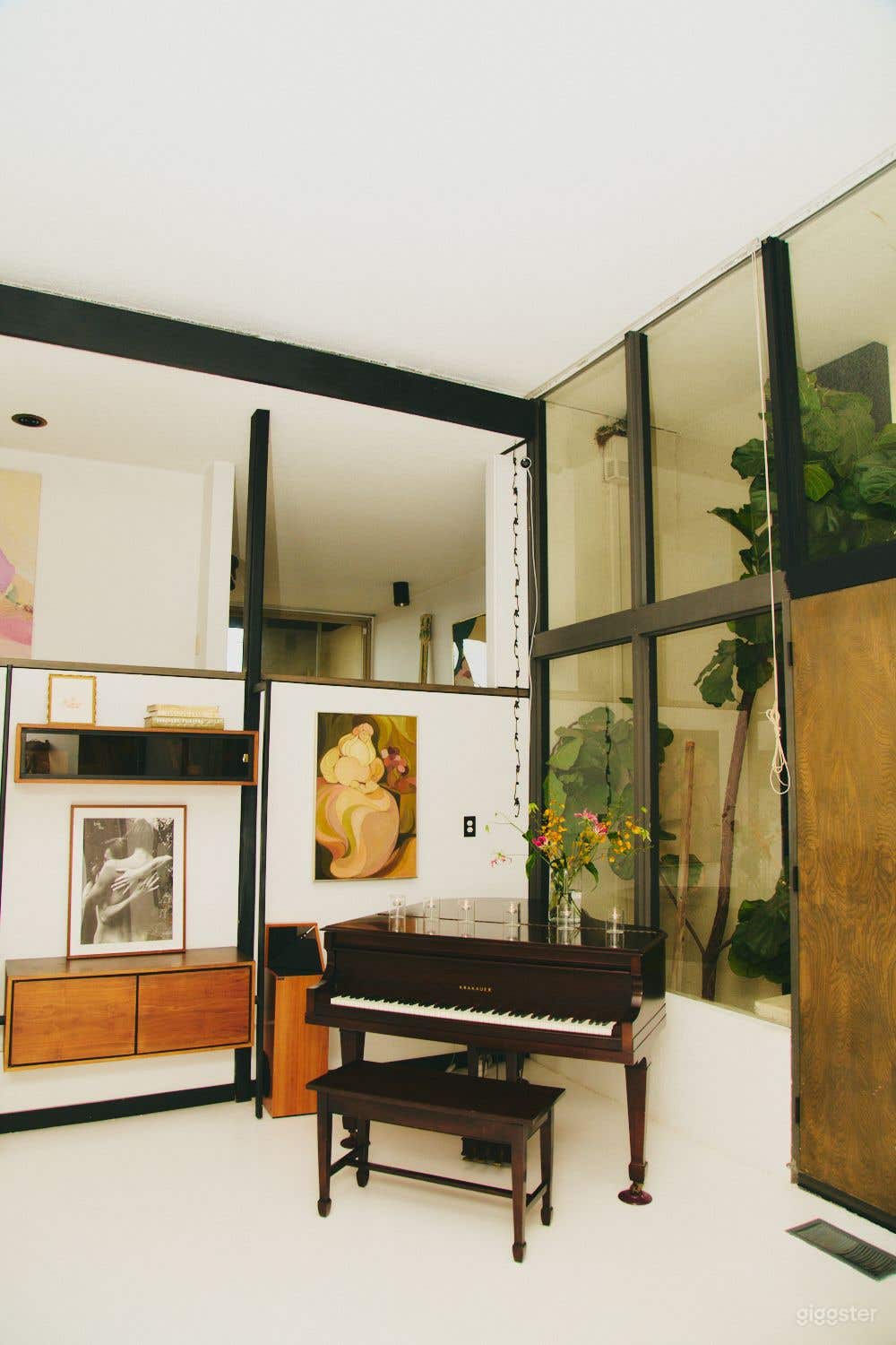 Vintage Mid Century House with Gorgeous Pool Photo 1