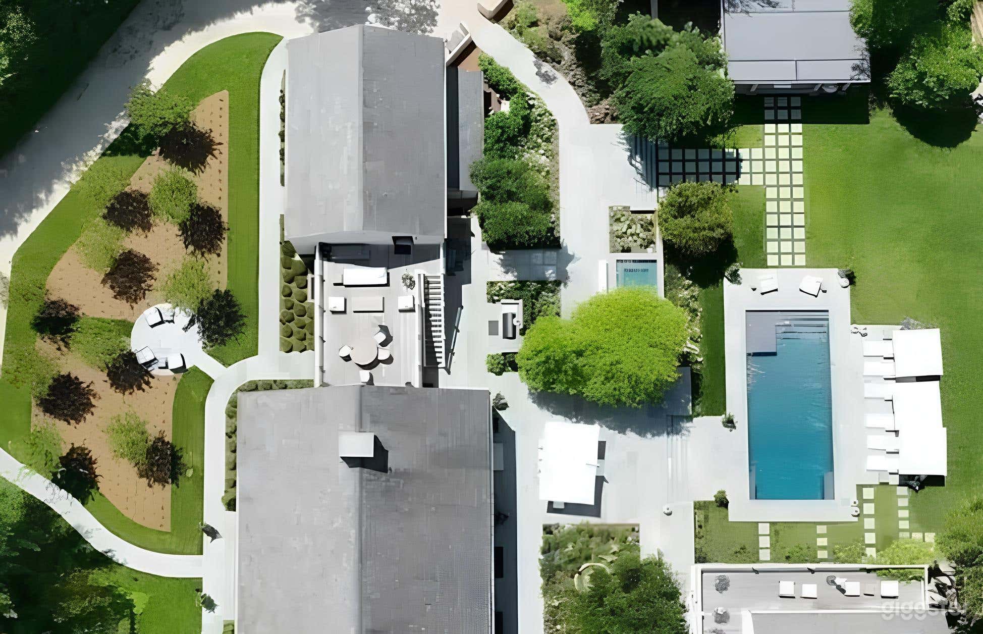 Hamptons Poolside Escape Photo 4