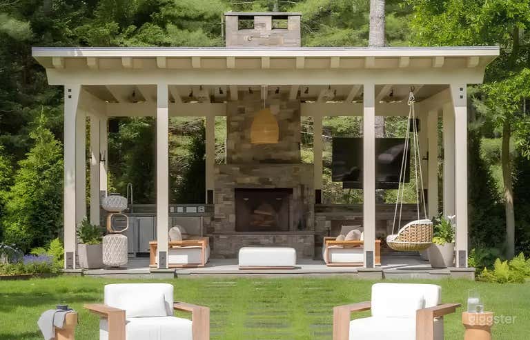  Hamptons Poolside Escape 