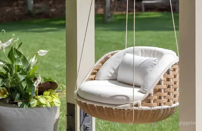  Hamptons Poolside Escape 