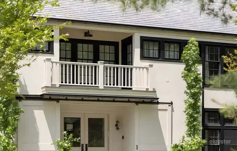  Hamptons Poolside Escape 