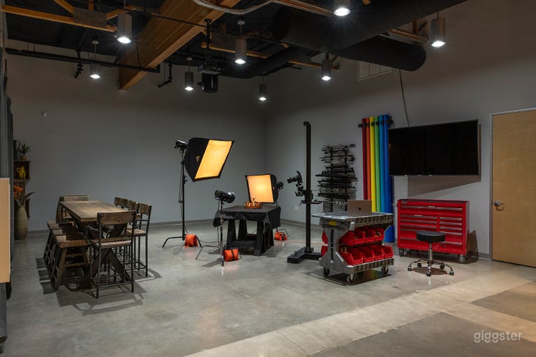  Ideal photography studio equipped props and tools to excel your creativity. Manfrotto Salon 7&#x27; camera stand and additional C-stands, Profoto monolights with transmitter, various light stands and backgrounds available. 