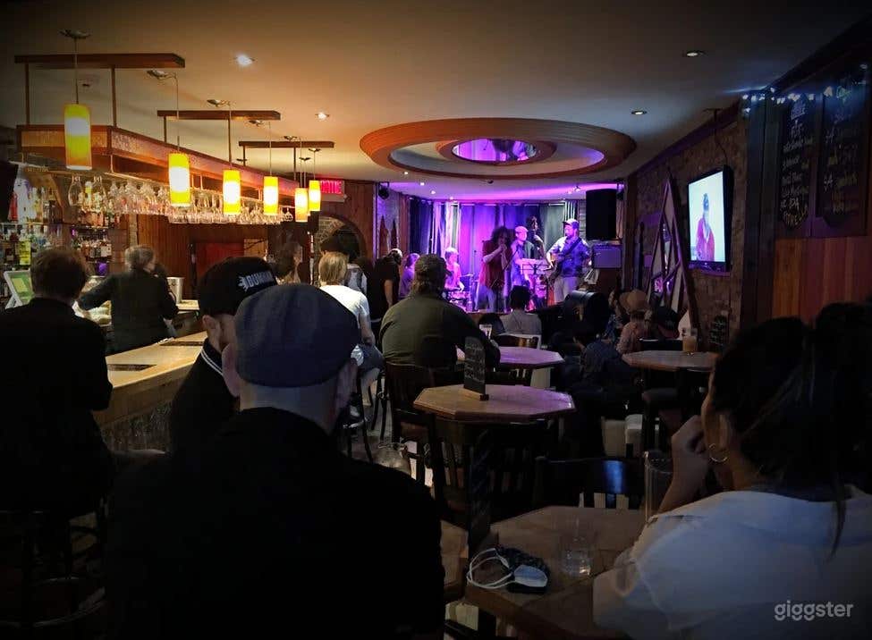 Warm and Friendly Neighborhood Bar in Montreal Photo 1