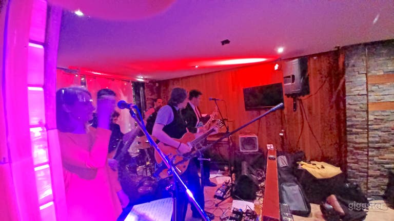  Warm and Friendly Neighborhood Bar in Montreal 