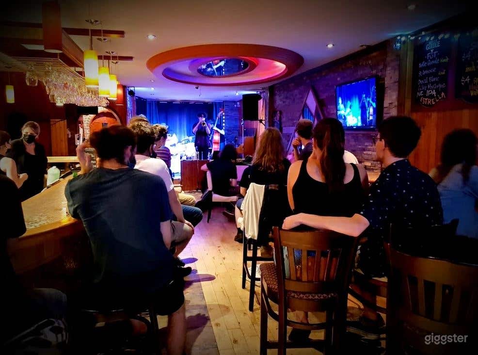 Warm and Friendly Neighborhood Bar in Montreal Photo 3