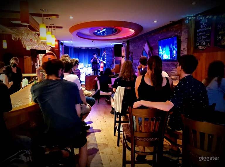  Warm and Friendly Neighborhood Bar in Montreal 