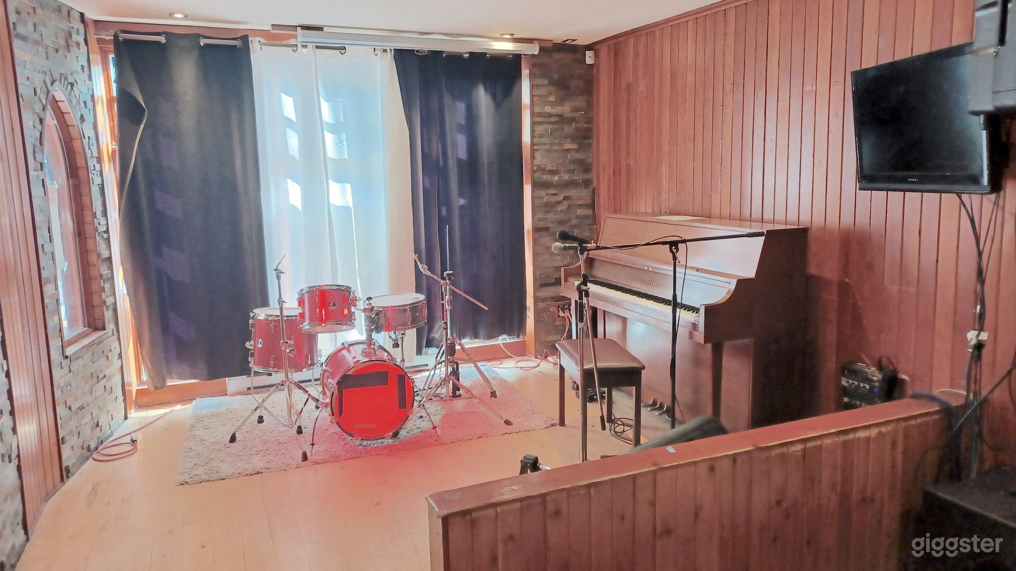 Warm and Friendly Neighborhood Bar in Montreal Photo 2