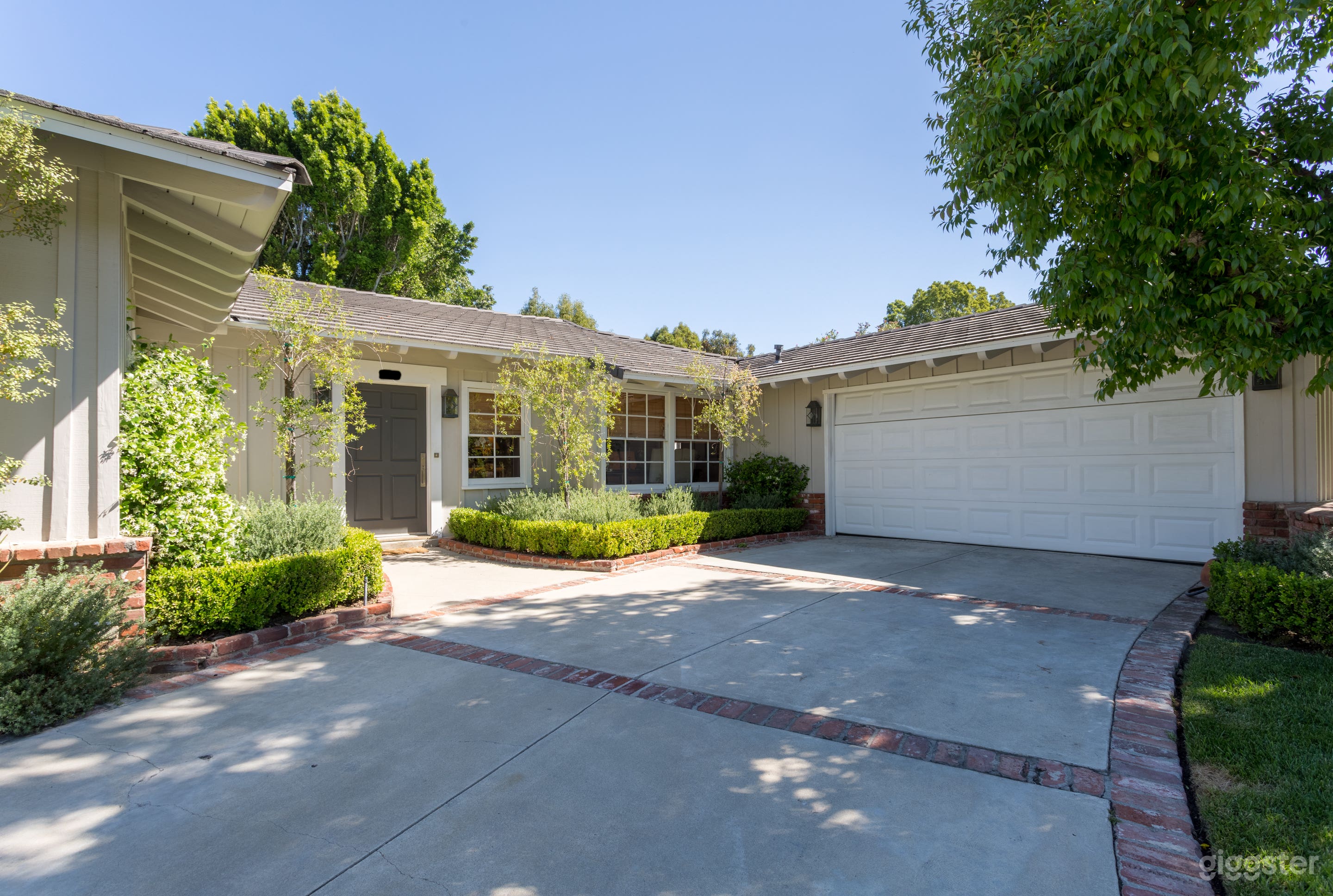 Contemporary Americana with Waterfall  Photo 2