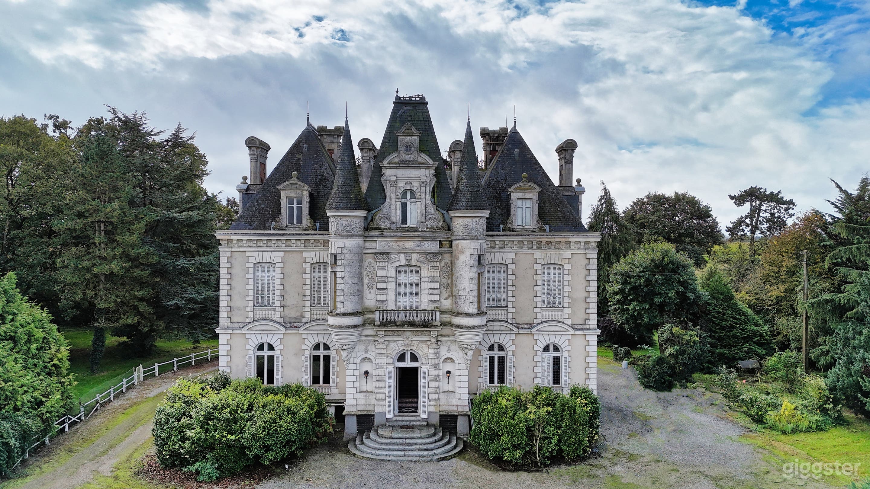 Fairytale Château Castle Gardens with Cinematic Depth Photo 2