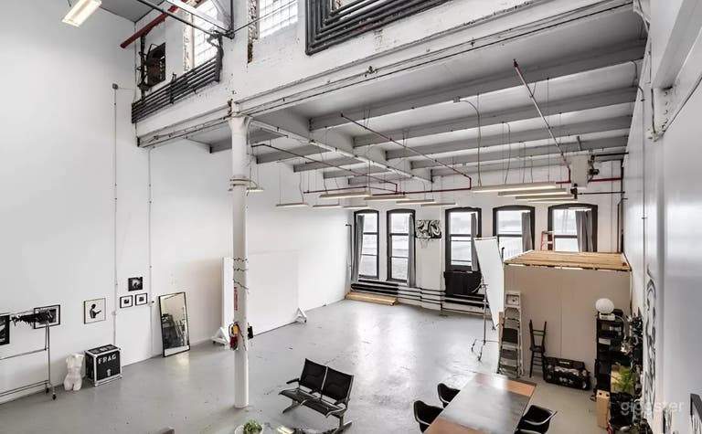  Sunlit Industrial Loft Studio West Side, Chicago 