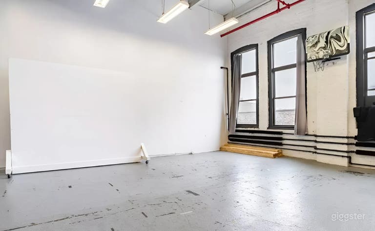  Sunlit Industrial Loft Studio West Side, Chicago 