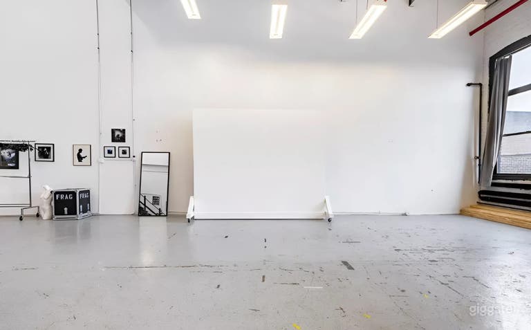  Sunlit Industrial Loft Studio West Side, Chicago 