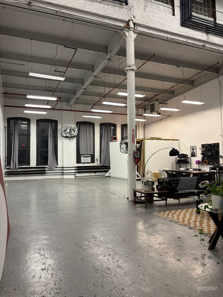  Sunlit Industrial Loft Studio West Side, Chicago 