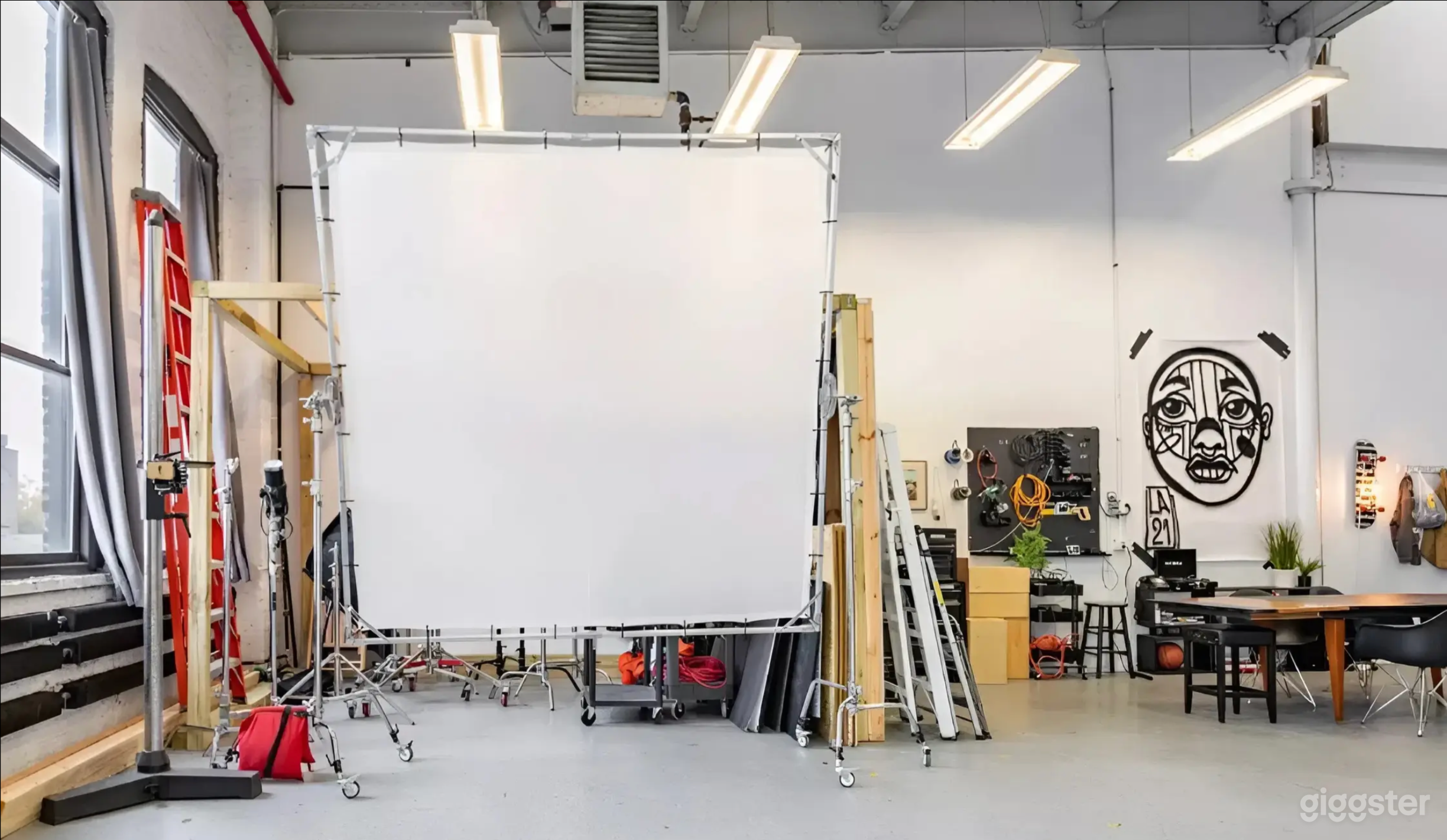 Sunlit Industrial Loft Studio West Side, Chicago Photo 4