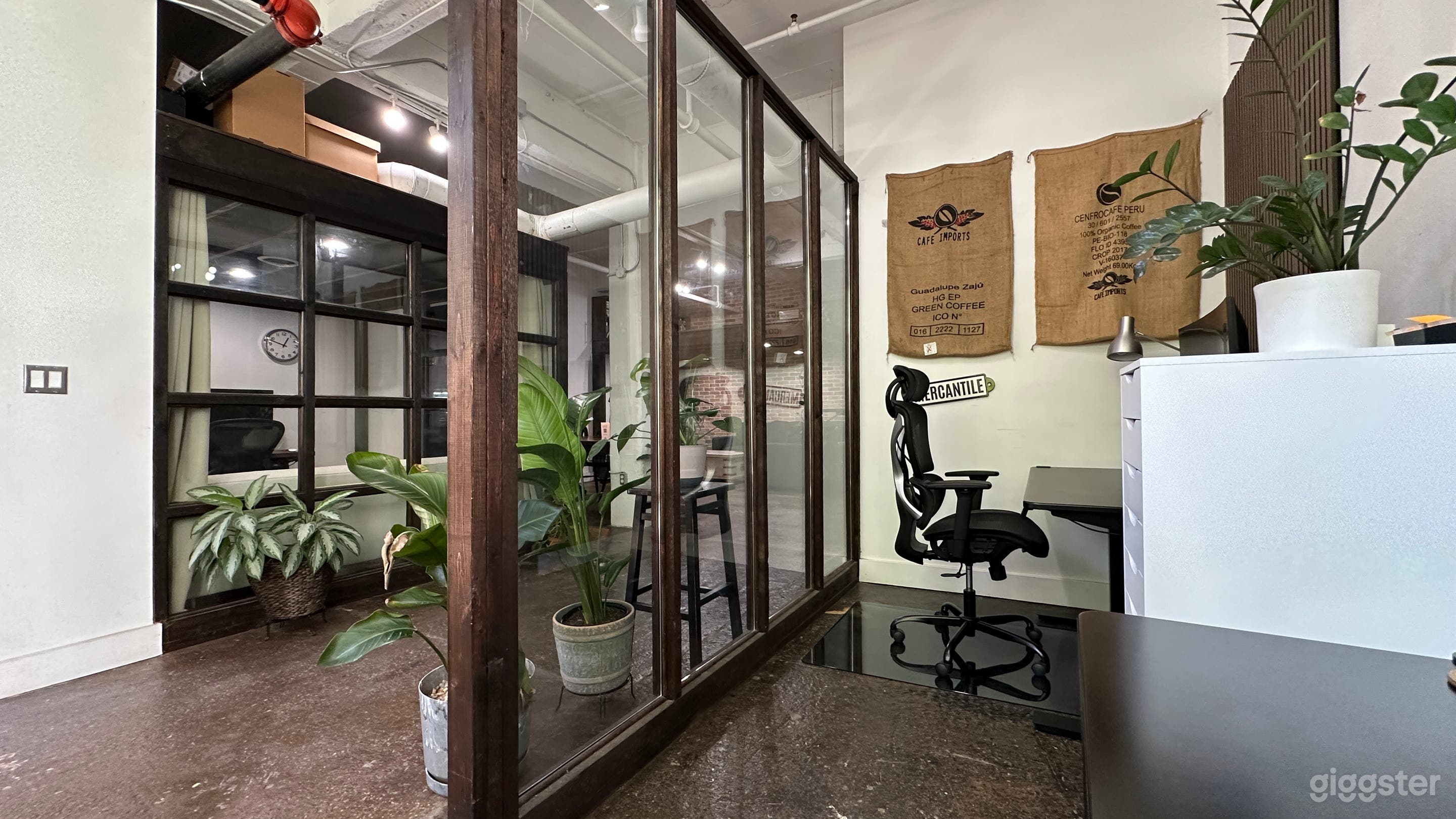 Intimate Creative Loft with Eclectic Decor & Warm Vibes Photo 4