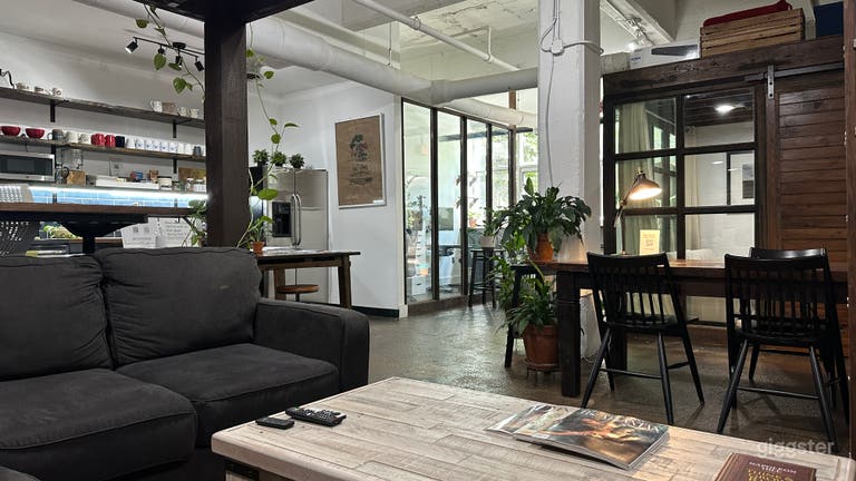  Intimate Creative Loft with Eclectic Decor & Warm Vibes 