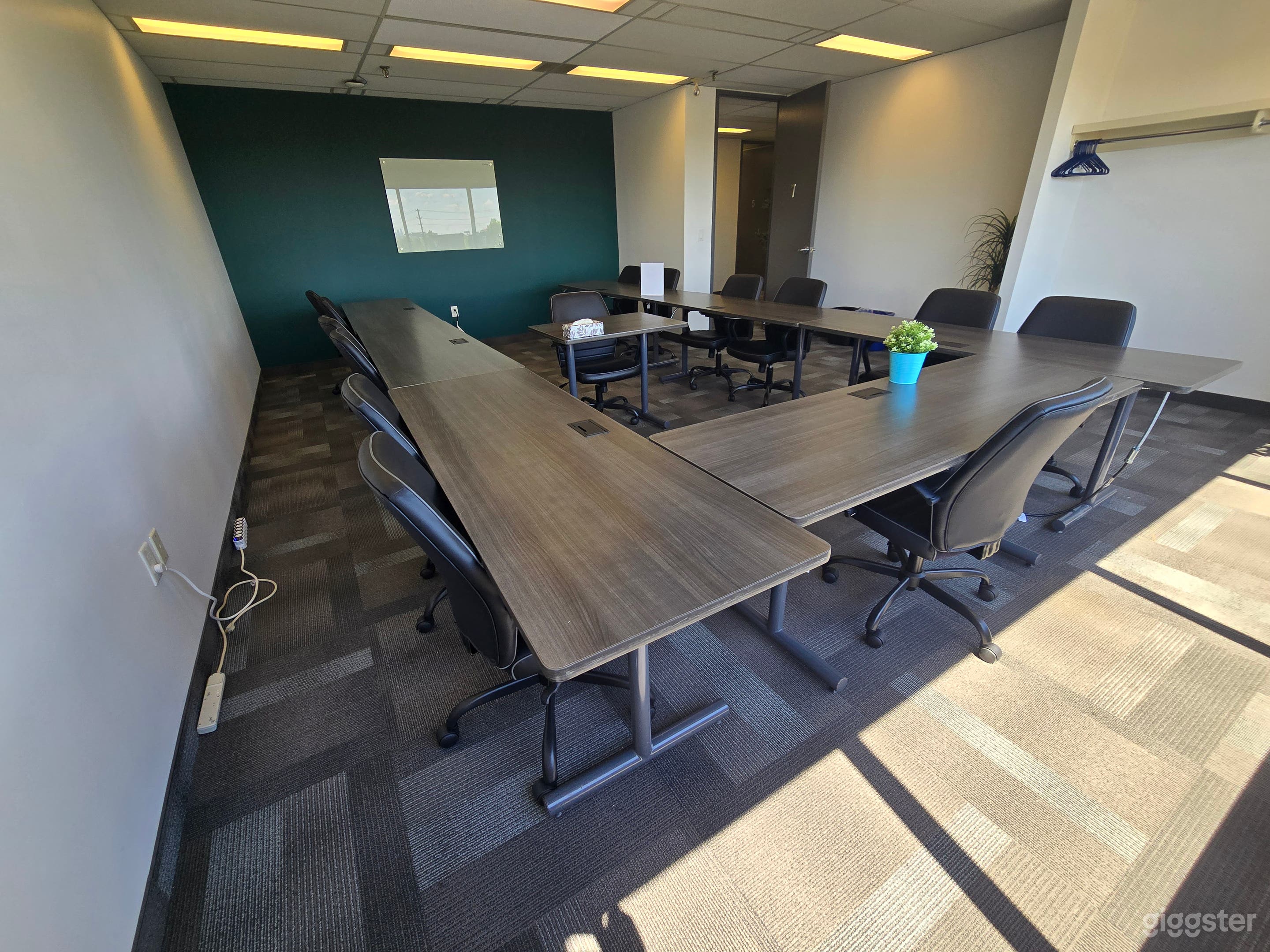 Professional Space for Up to 18 Guests (Room #7) Photo 1