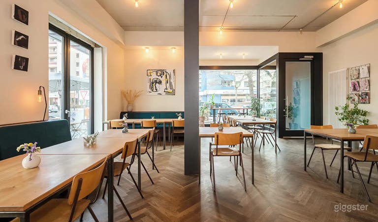  Main Room – Vielseitiger Veranstaltungsraum mit Balkon 
