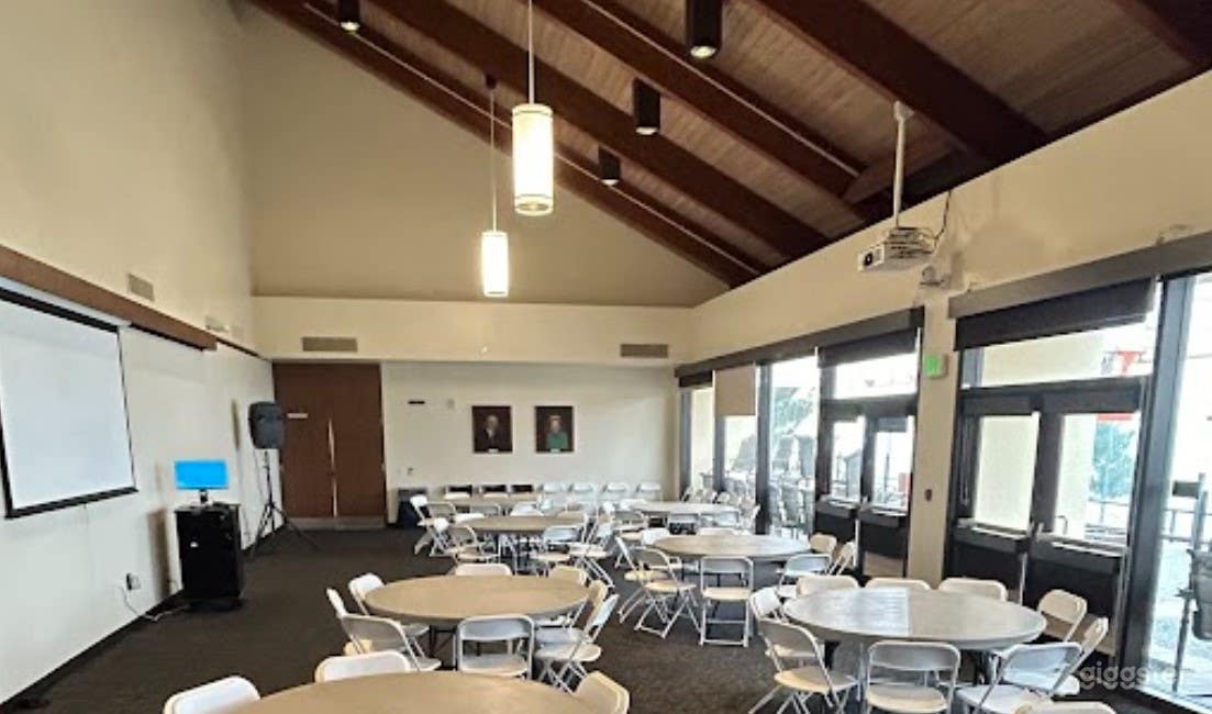 The Fireside Room Photo 1