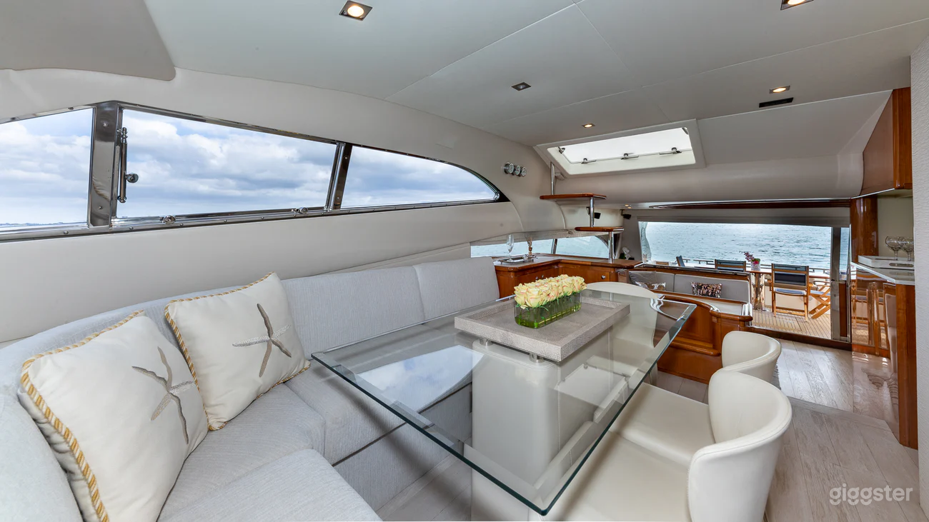 FERRETTI 72' YACHT Photo 2