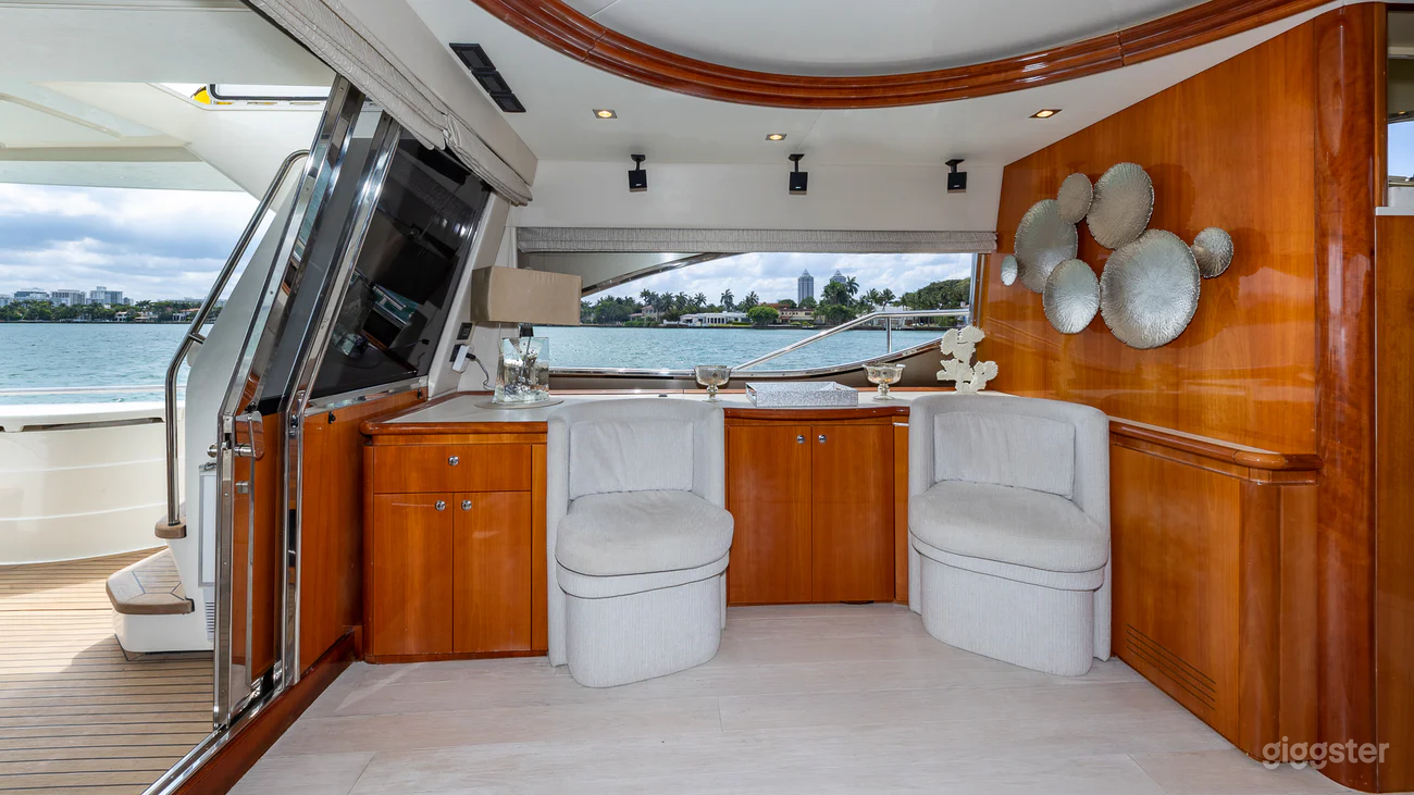 FERRETTI 72' YACHT Photo 3