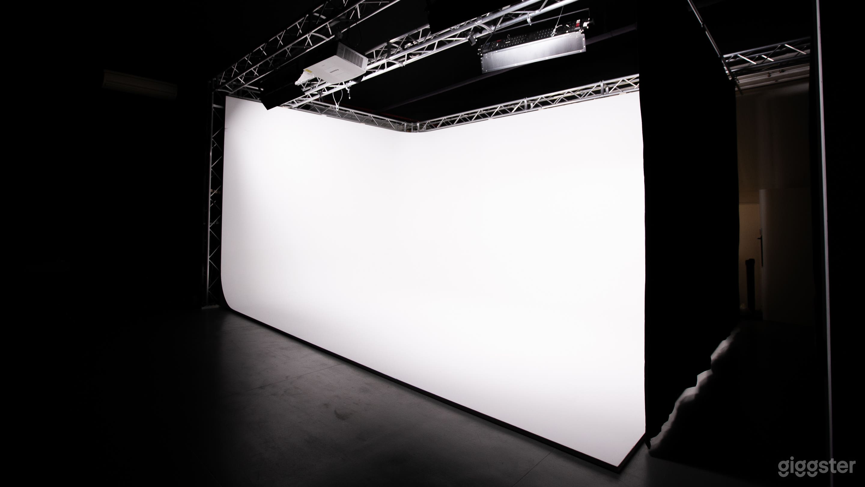 White Cyc Wall
6.5 x 4.5 x 4.5 m

· Lighting rigging 9 x 5 x 4 m
· Customisable colour
· Lighting system