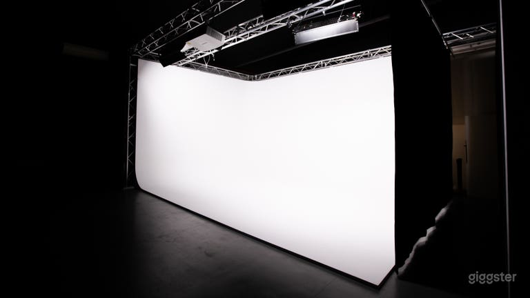  Parete ciclorama bianca
6.5 x 4.5 x 4.5 m

· Struttura per illuminazione 9 x 5 x 4 m
· Colore personalizzabile
· Sistema di illuminazione 