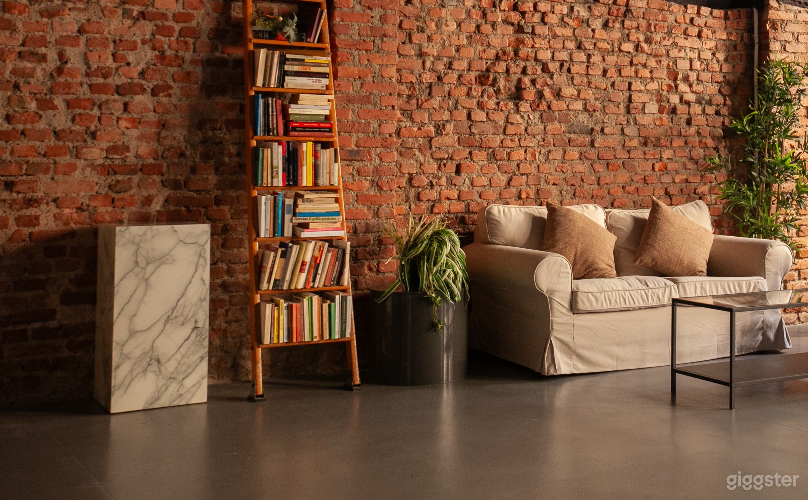 LOFT 
160 sqm

· Customisable furnishings
· Three large windows
· Daylight / Black box 
· Black/green curtains
· Dark walls and ceilings
· Grey floor