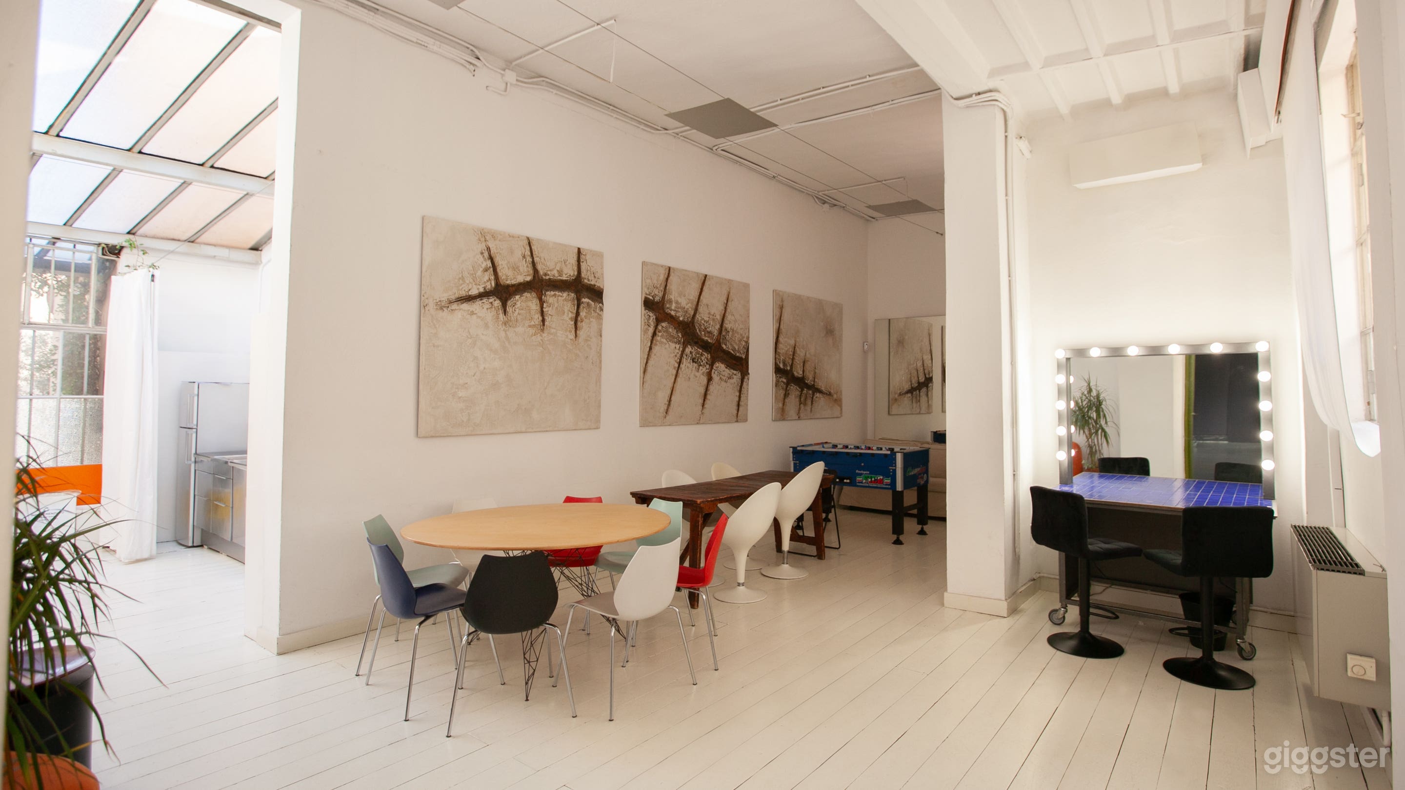 LOUNGE

· Room with a kitchen where catering and meetings can be held
· Make-Up Station