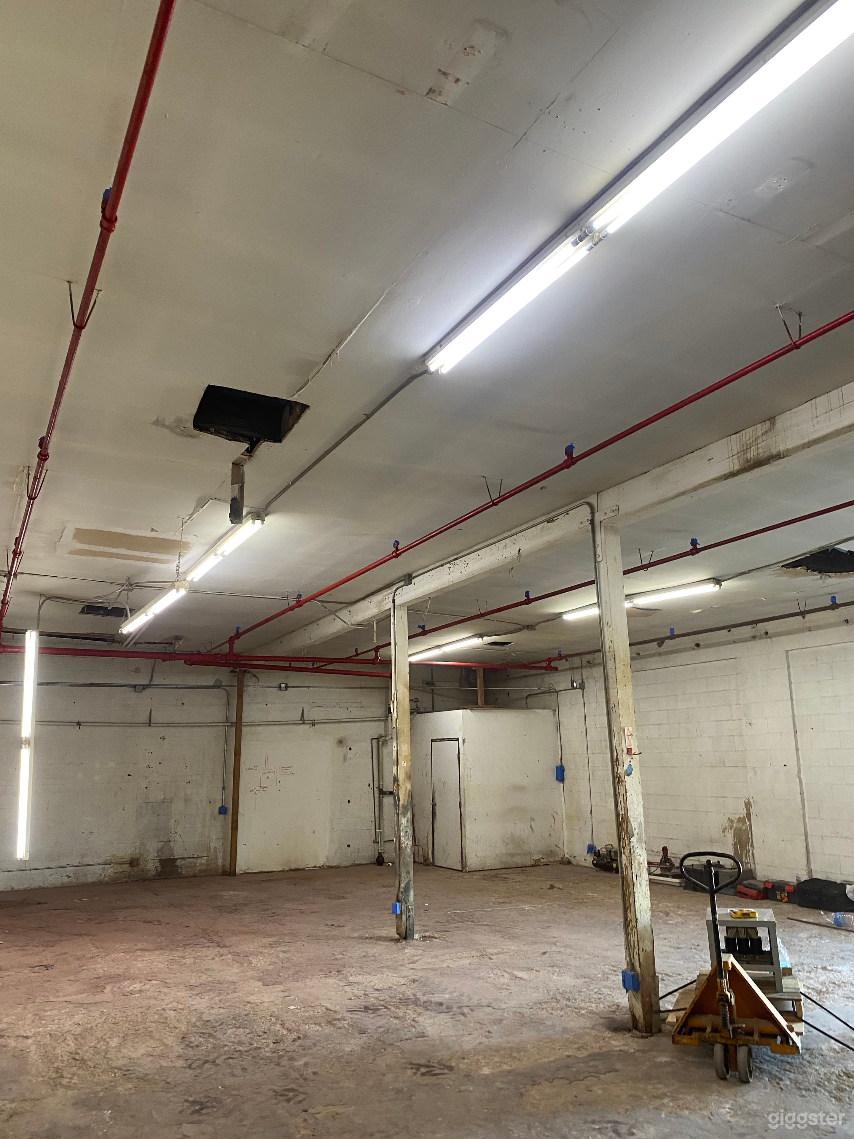 2500sqft Standalone Raw Space (Fresh Paint) Photo 3