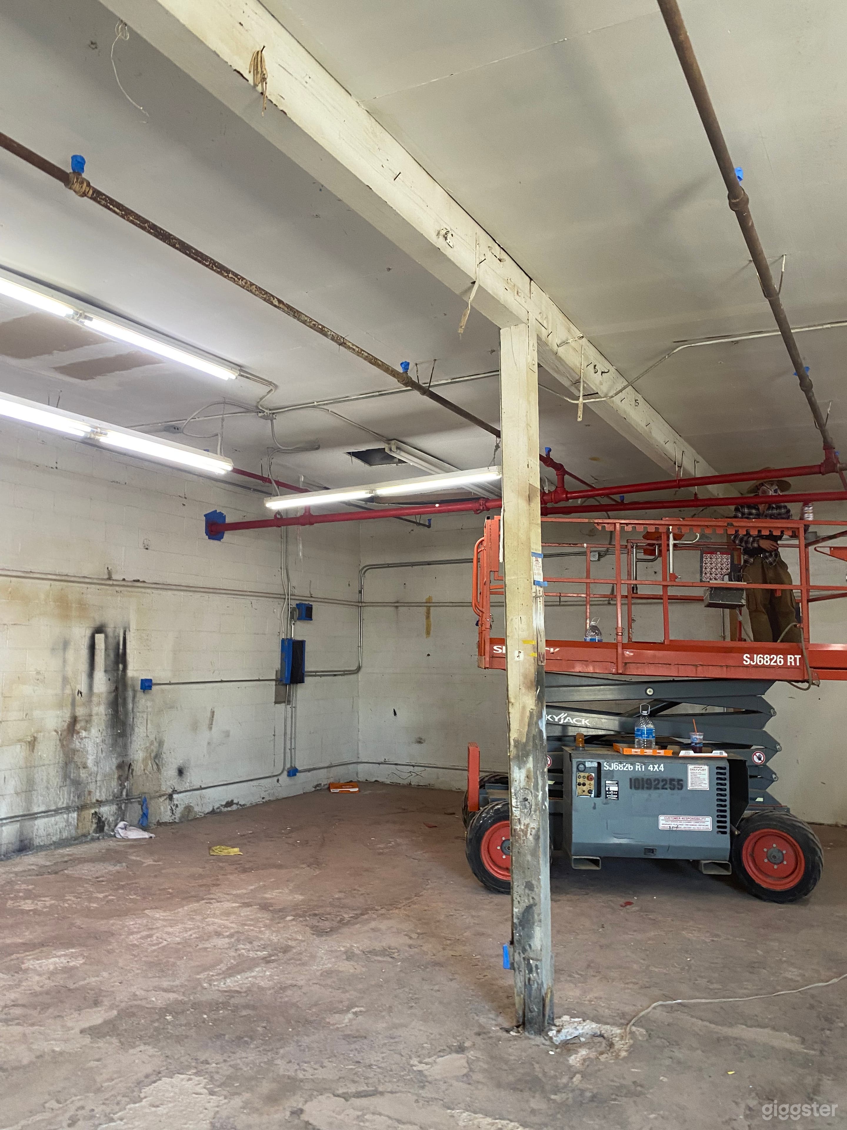 2500sqft Standalone Raw Space (Fresh Paint) Photo 2