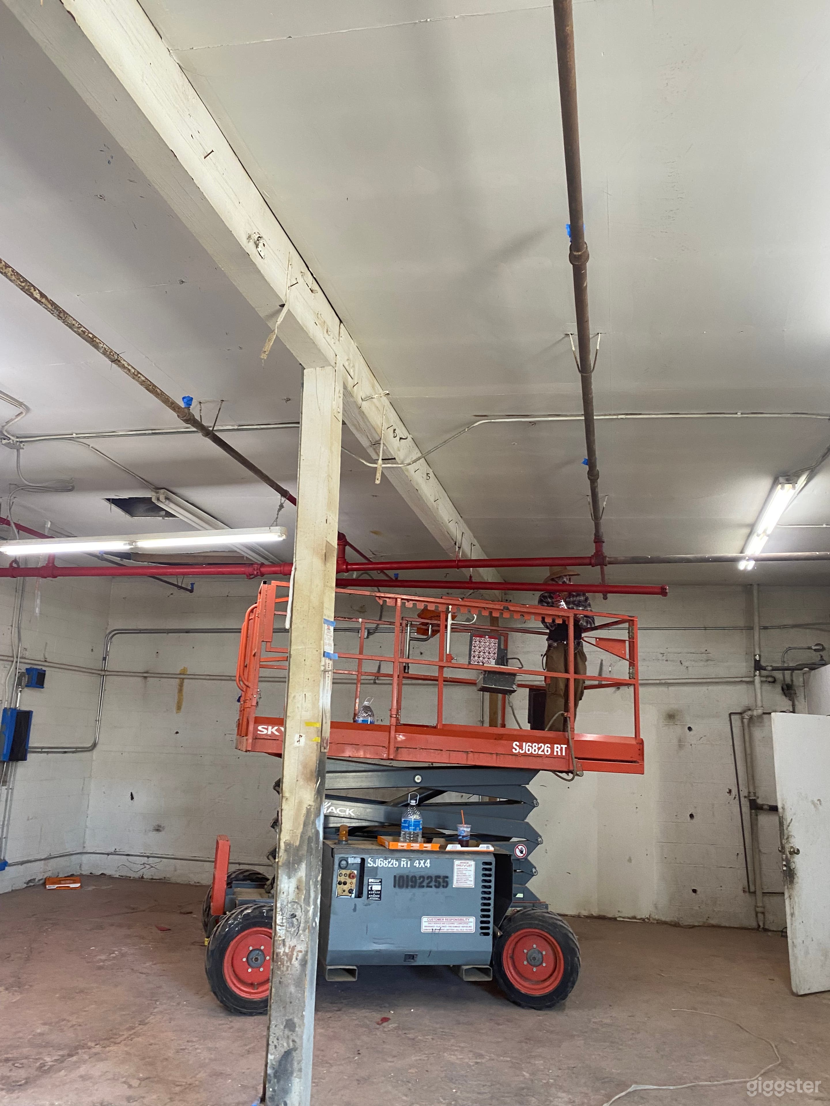 2500sqft Standalone Raw Space (Fresh Paint) Photo 1